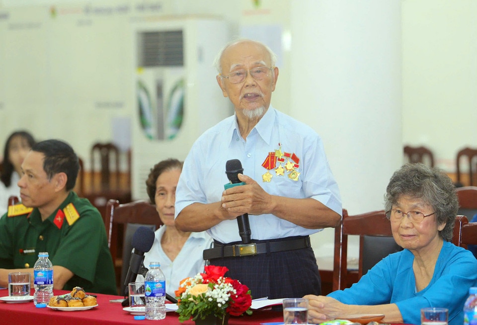 Ông Nguyễn Văn Khang - Trưởng ban liên lạc của đội thanh niên công tác tiếp quản Thủ đô chia sẻ tại giao lưu