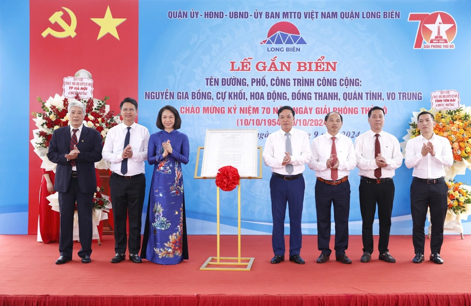 Trong dịp này, quận có 5 tuyến đường, phố được đặt tên gắn với địa danh tại các  phường: Cự Khối; Giang Biên; Phúc Lợi và Ngọc Thụy. Trong ảnh: lãnh đạo thành phố và quận Long Biên chúc mừng đại diện các phường. 