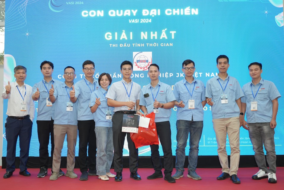 Các thành viên đội giành Giải Nhất phần thi đấu tính thời gian trong  Cuộc thi “Con quay Đại chiến VASI 2024”.