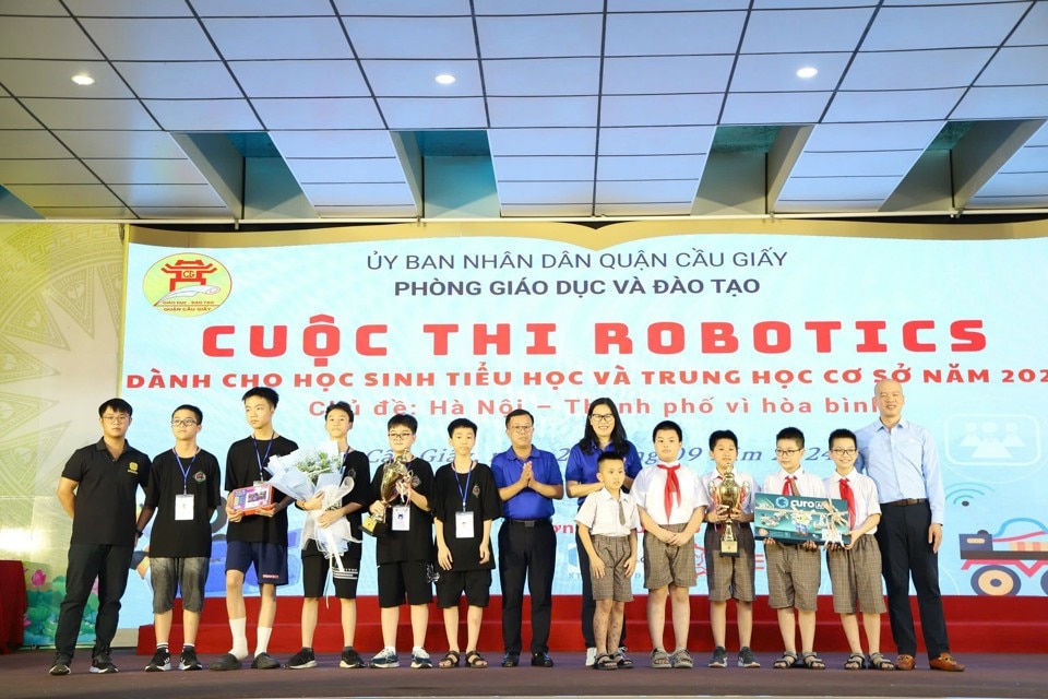 Trường THCS Nghĩa Tân dành giải Nhất cuộc thi robotics khối THCS quận Cầu Giấy năm 2024.