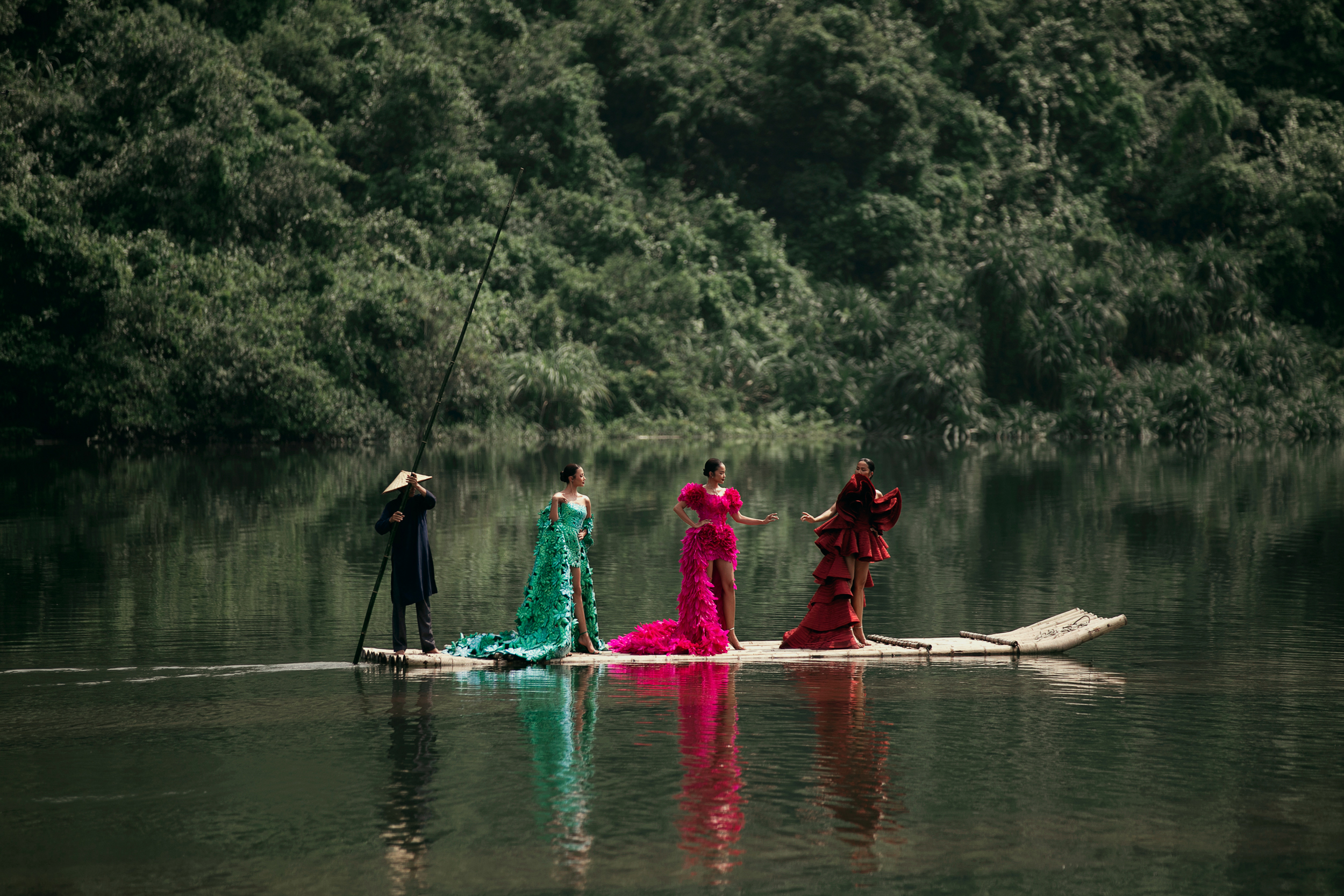 H'Hen Niê, Ngọc Châu, Xuân Hạnh đi bè đến sàn catwalk trong show Lê Thanh Hòa- Ảnh 5.