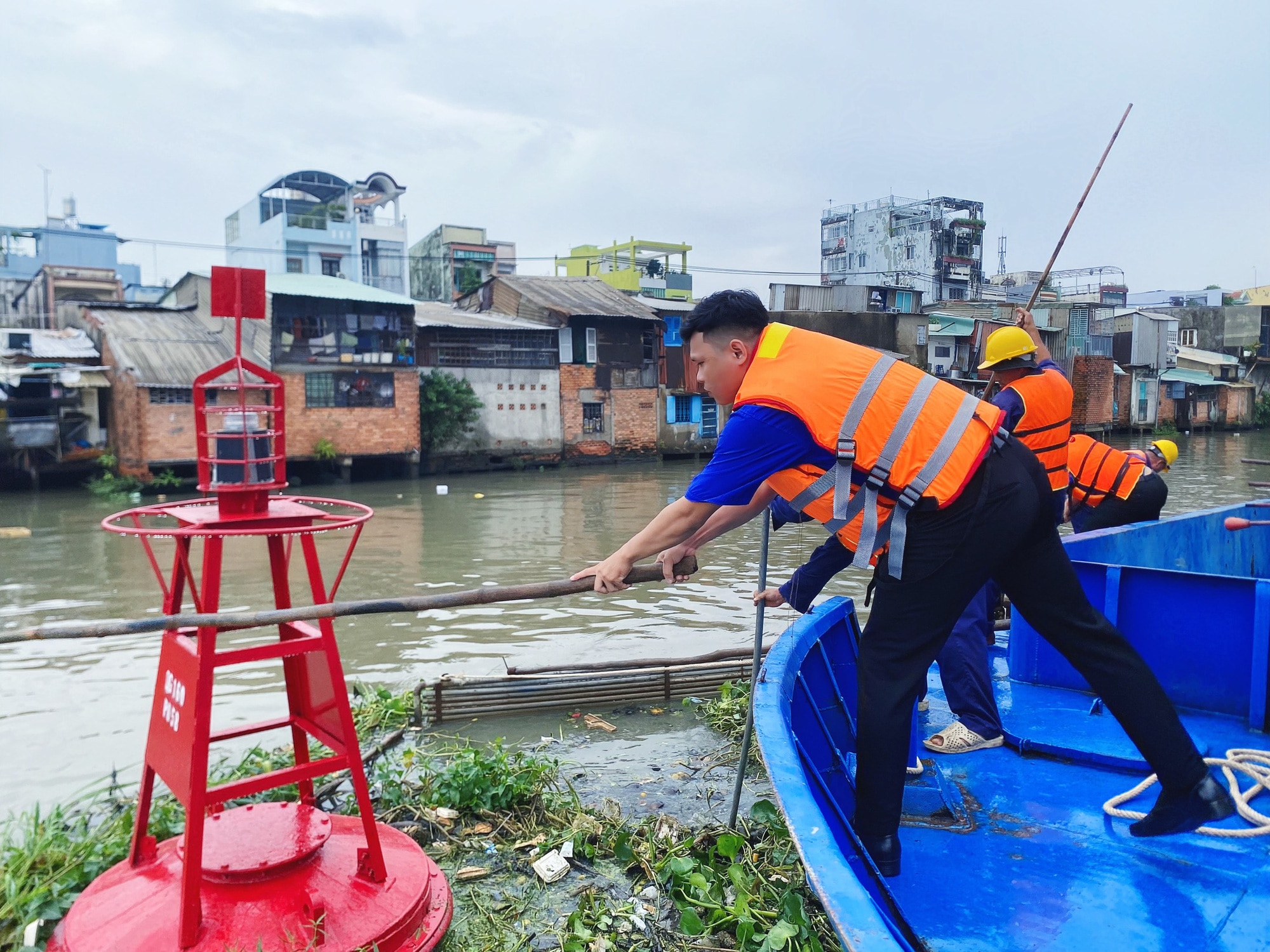 100 đoàn viên thu gom rác trên kênh Đôi, tặng áo phao cho bến đò - Ảnh 4.