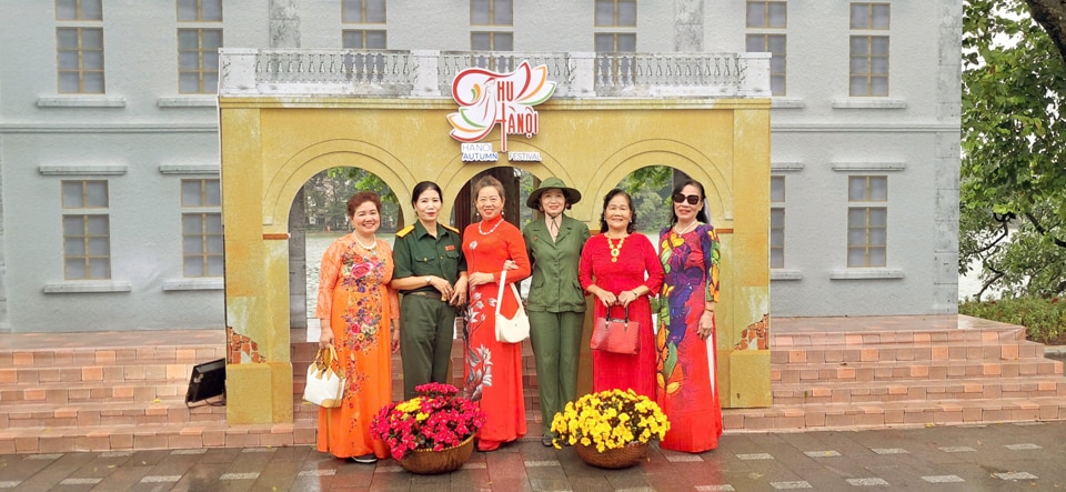 Người dân và cựu chiến binh trải nghiệm mô hình nhà cổ Hà Nội Festival Thu Hà Nội năm 2024. Ảnh: Hoài Nam