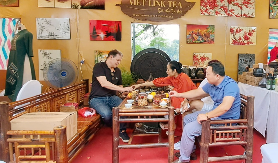 Khách du lịch quốc tế trải nghiệm văn hóa trà Hà Nội tại Festival Thu Hà Nội năm 2024. Ảnh: Hoài Nam



Sản phẩm thủ công mỹ nghệ làng nghề Hà Nội thu hút khách quốc tế  tại Festival Thu Hà Nội năm 2024. Ảnh: Hoài Nam