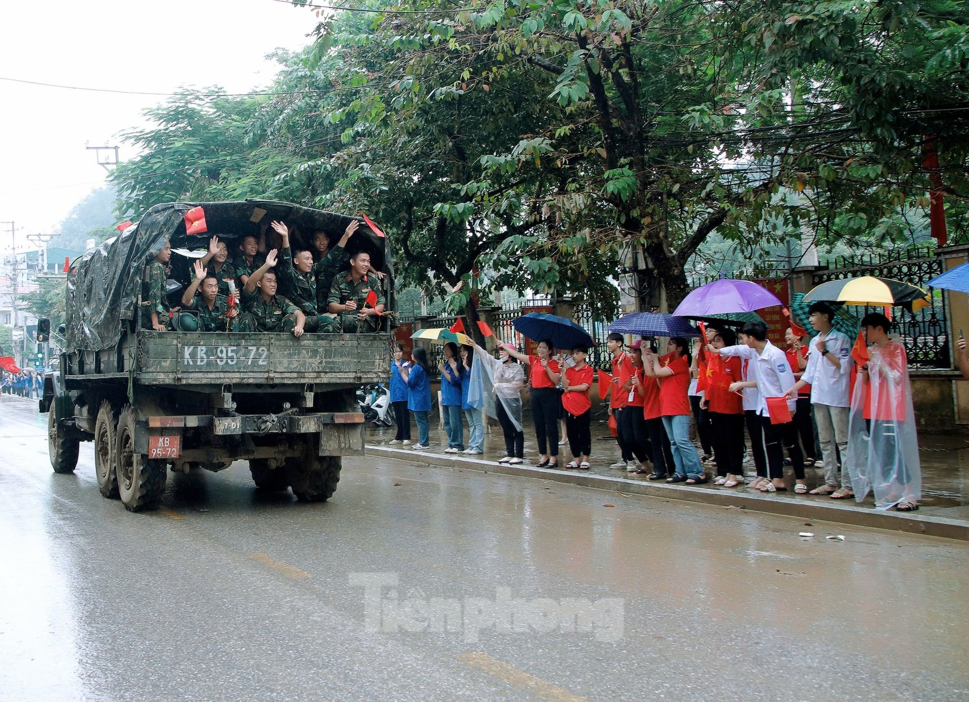 Xúc động hình ảnh chia tay thắm tình quân dân sau bão lũ Yên Bái ảnh 3