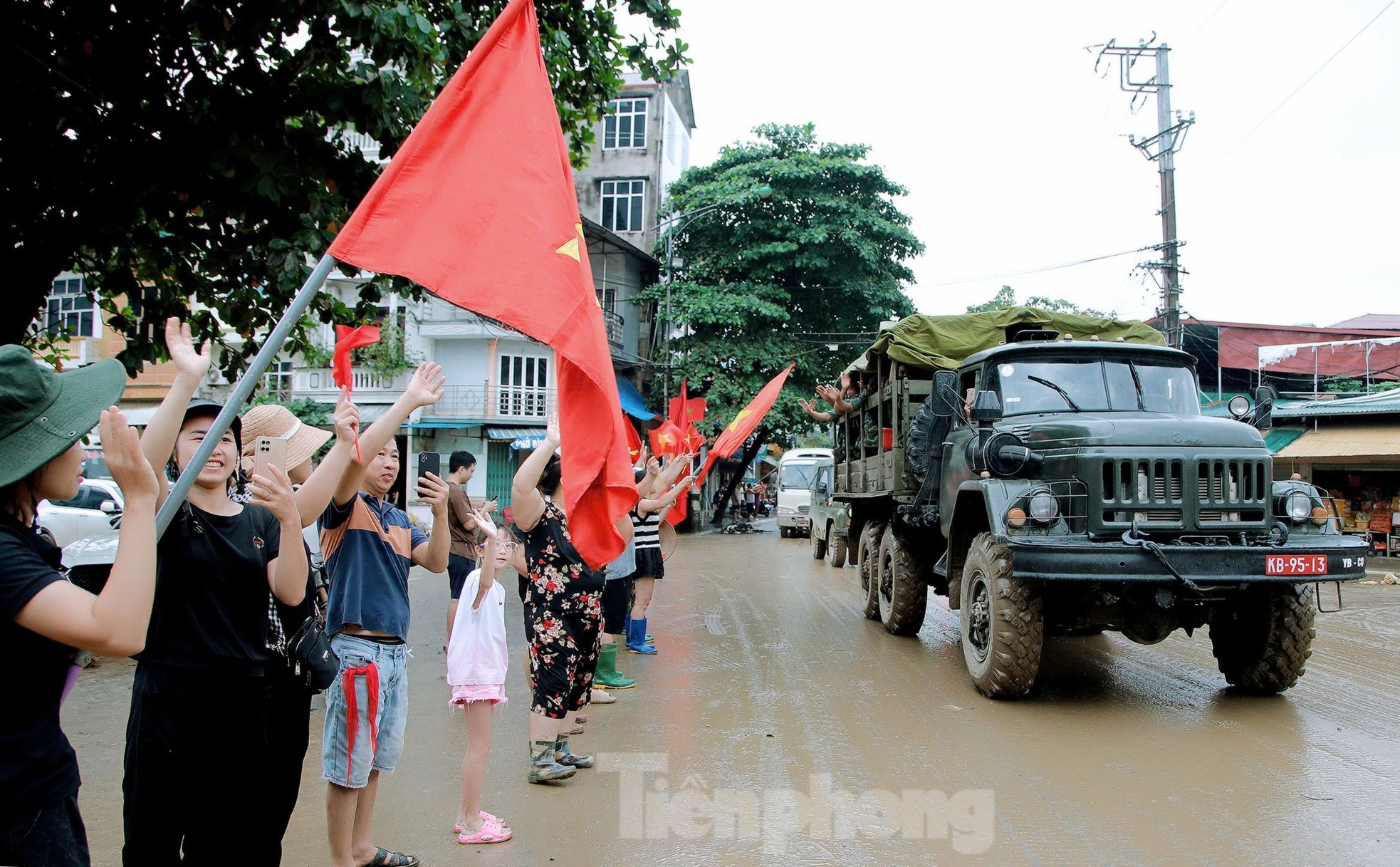 Xúc động hình ảnh chia tay thắm tình quân dân sau bão lũ Yên Bái ảnh 7