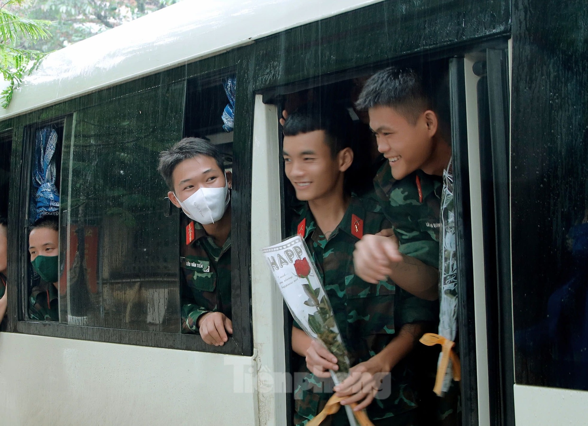 Xúc động hình ảnh chia tay thắm tình quân dân sau bão lũ Yên Bái ảnh 17