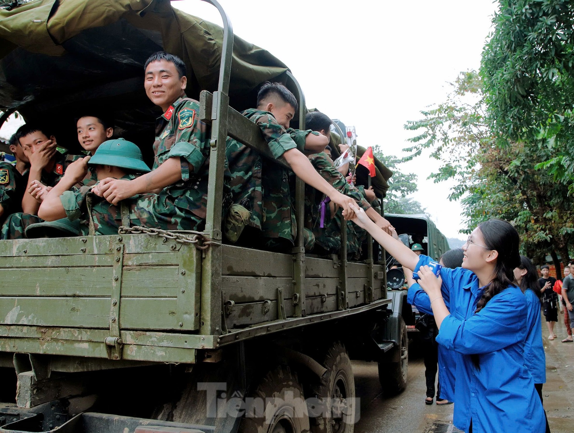 Xúc động hình ảnh chia tay thắm tình quân dân sau bão lũ Yên Bái ảnh 19