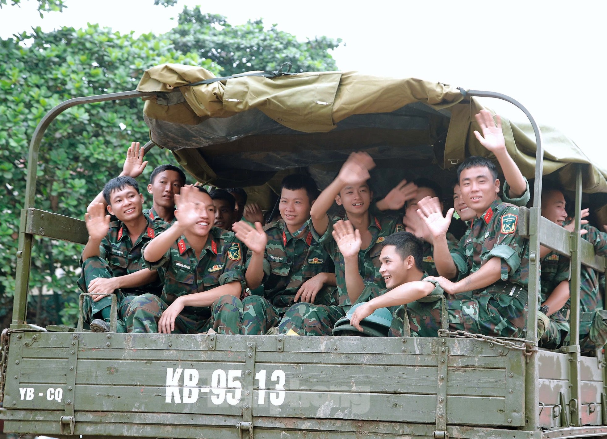 Xúc động hình ảnh chia tay thắm tình quân dân sau bão lũ Yên Bái ảnh 22