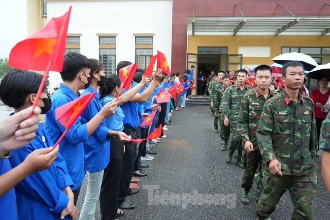 Xúc động hình ảnh chia tay thắm tình quân dân sau bão lũ Yên Bái ảnh 24