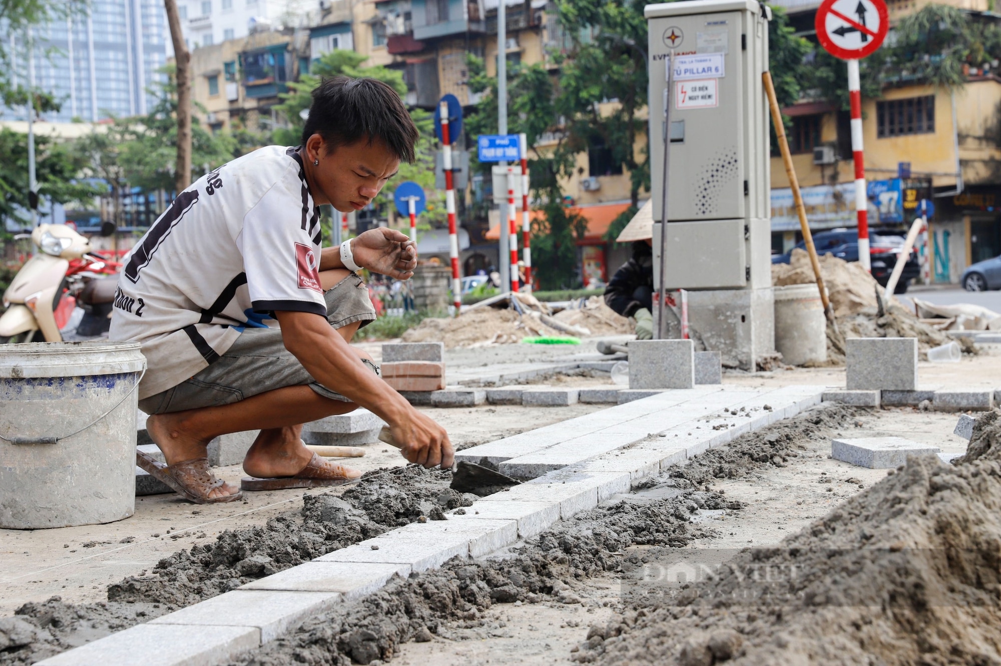 Diện mạo phố đi bộ mới của Hà Nội với hệ thống đèn trạm khắc 