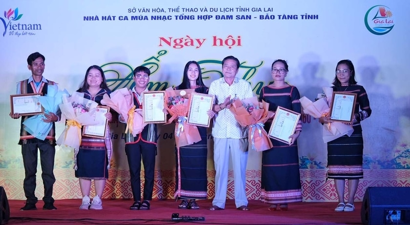 Giám đốc Sở Văn hoá, Thể thao và Du lịch Trần Ngọc Nhung trao giải cho các thí sinh tham gia Hội thi hướng dẫn viên du lịch tại điểm dành cho người DTTS