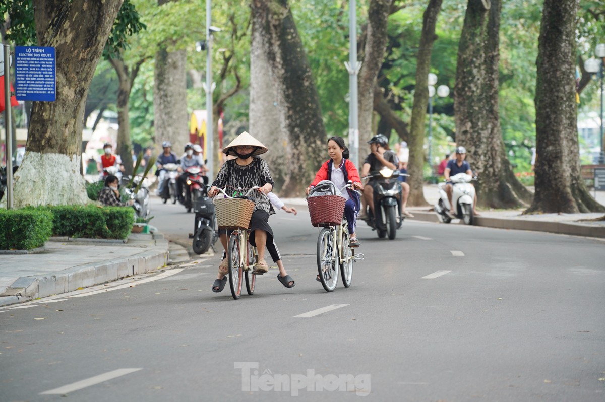 Du khách thích thú đón gió lạnh đầu mùa ở Hà Nội ảnh 8