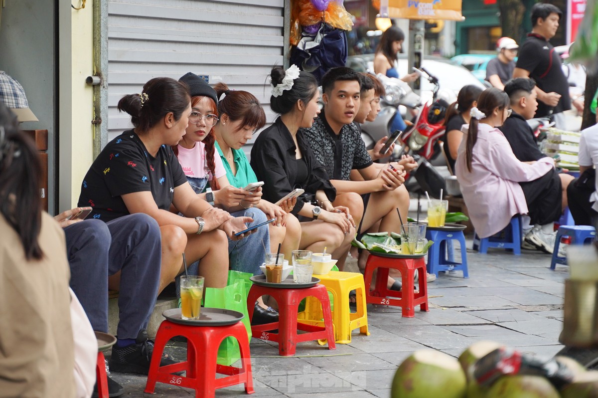 Du khách thích thú đón gió lạnh đầu mùa ở Hà Nội ảnh 11