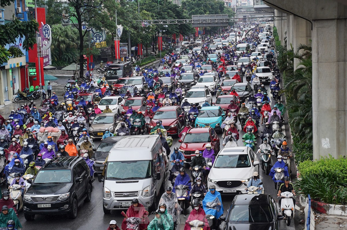 Du khách thích thú đón gió lạnh đầu mùa ở Hà Nội ảnh 15