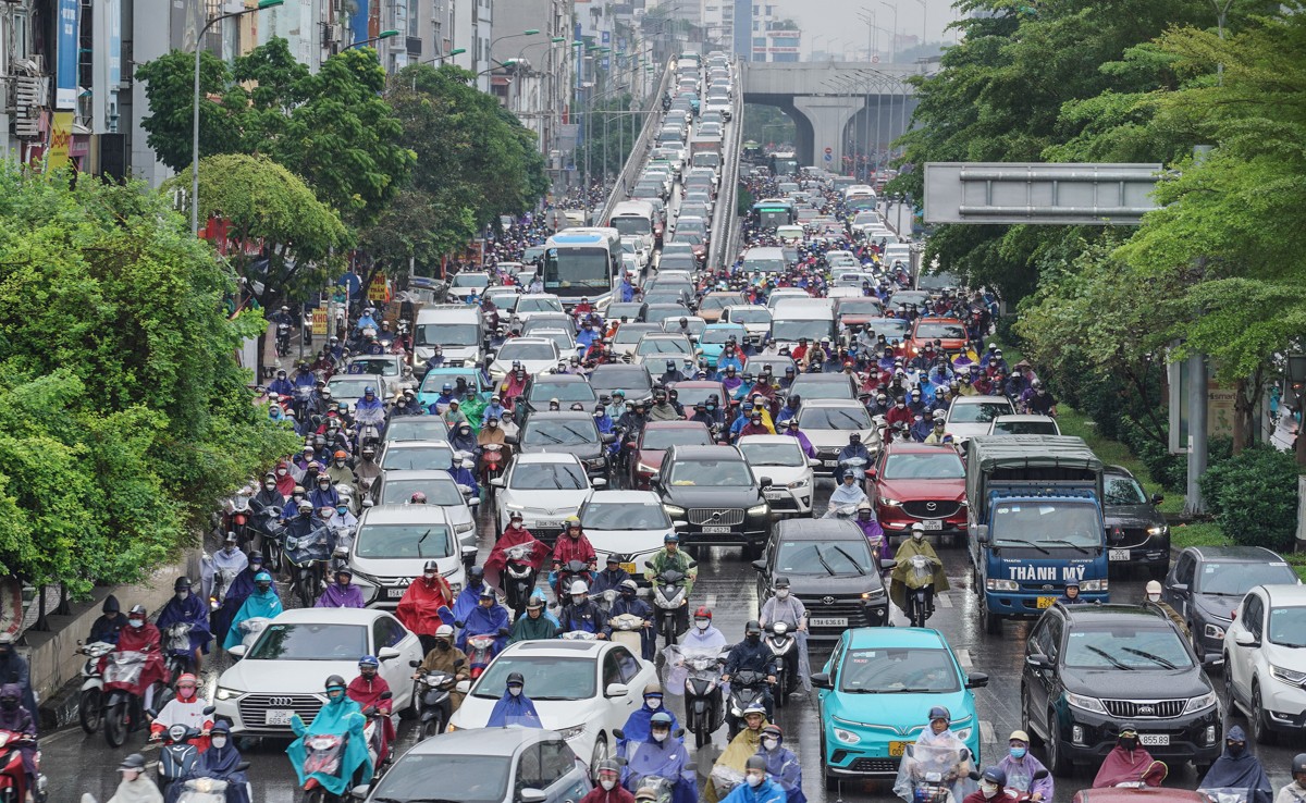 Du khách thích thú đón gió lạnh đầu mùa ở Hà Nội ảnh 16