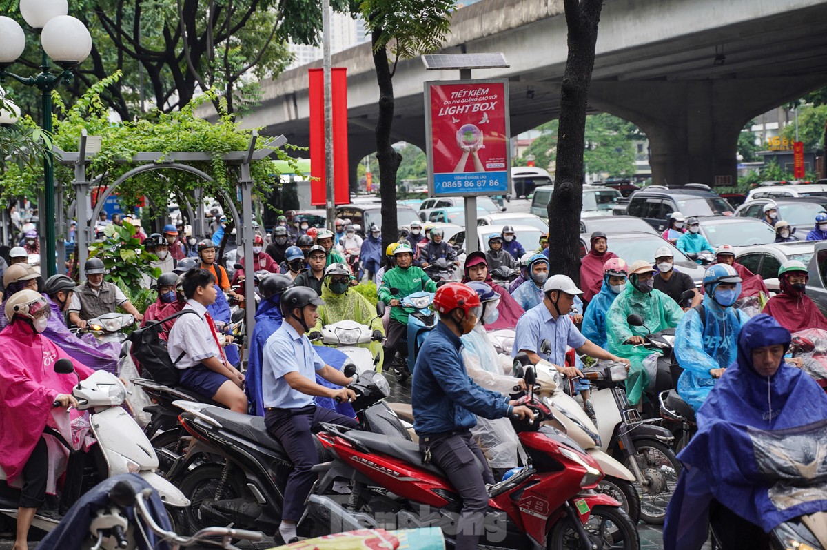 Du khách thích thú đón gió lạnh đầu mùa ở Hà Nội ảnh 17