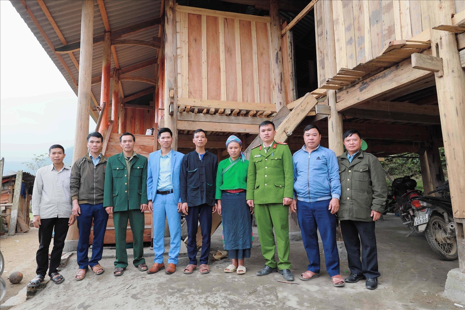 Cán bộ Phòng dân tộc huyện Hoàng Su Phì, tỉnh Hà Giang cùng chính quyền địa phương thăm hỏi, chúc mừng gia đình được nhà nước hỗ trợ xây dựng nhà ở theo nguồn vốn Chương trình MTQG trên địa bàn thôn Cóc Rế, xã Nàng Đôn, huyện Hoàng Su Phì.