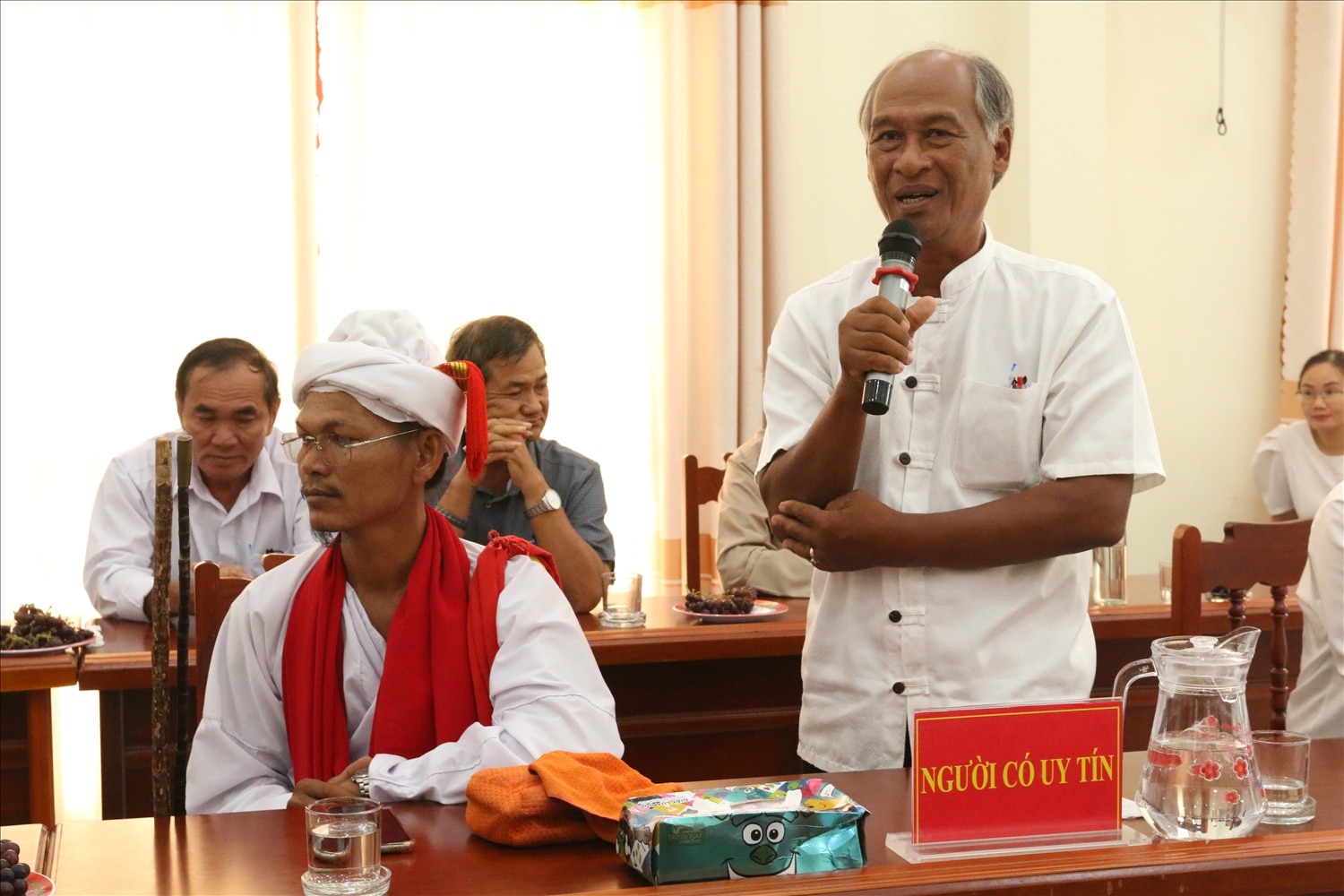  Ông Quảng Đại Thính, Người có uy tín ở khu phố Mỹ Nghiệp, thị trấn Phước Dân, huyện Ninh Phước phát biểu tại buổi gặp mặt