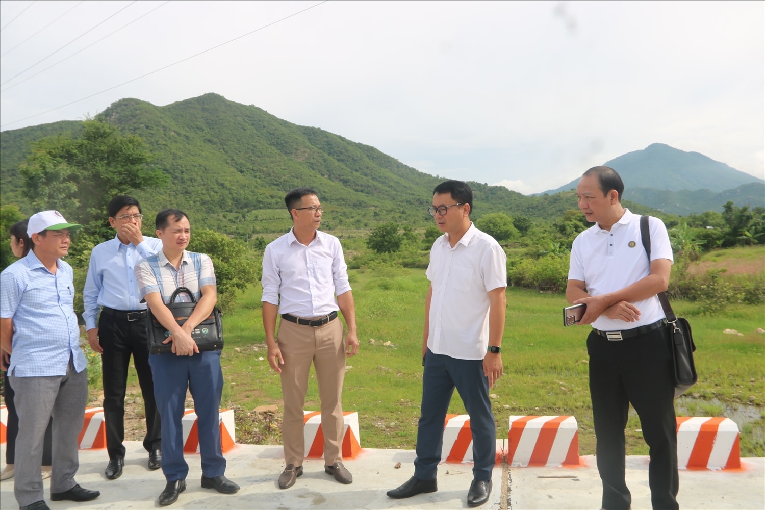 Đoàn công tác Ủy ban Dân tộc kiểm tra một số công trình trên địa bàn huyện Bác Ái.