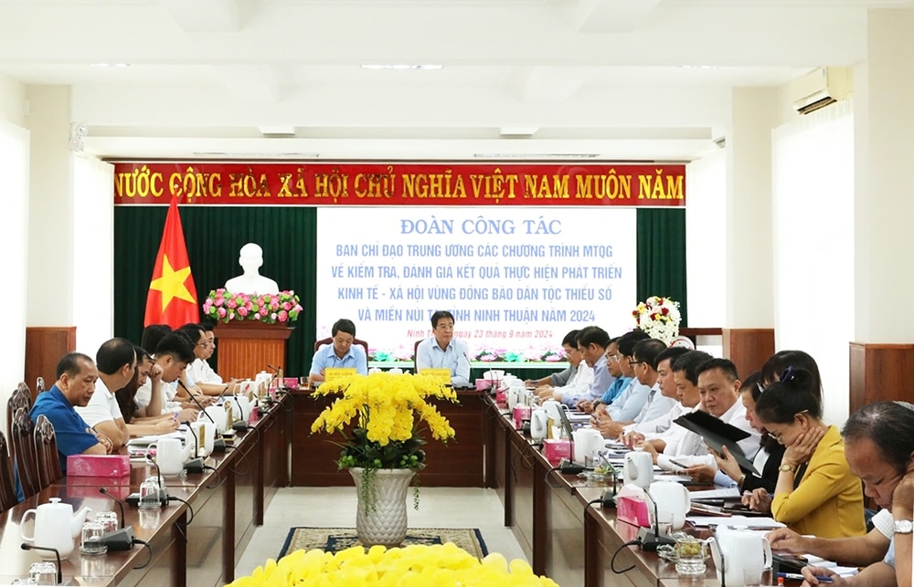 Quang cảnh buổi làm việc