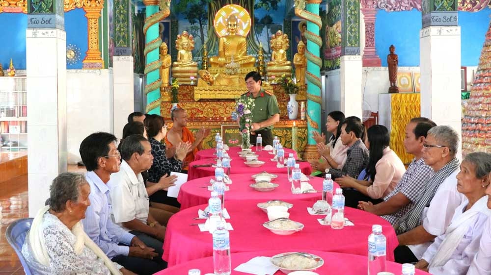 Giám đốc Công an tỉnh Kiên Giang thăm hỏi, chúc mừng tại các chùa ở TP Hà Tiên nhân dịp lễ Sene Dolta. Ảnh: Tiến Dũng