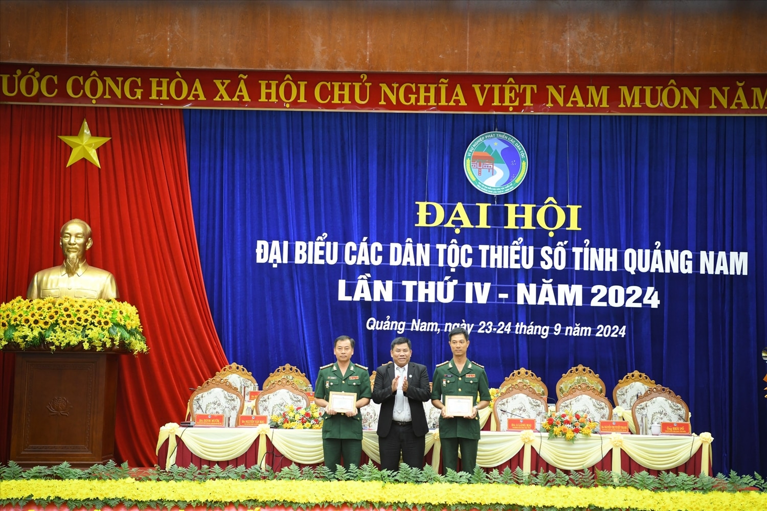 Thừa uỷ quyền Thứ trưởng, Phó Chủ nhiệm Ủy ban Dân tộc Y Thông Kỷ niệm chương “Vì sự nghiệp phát triển các dân tộc” cho các cá nhân có thành tích xuất sắc đóng góp cho sự nghiệp phát triển các dân tộc Việt Nam