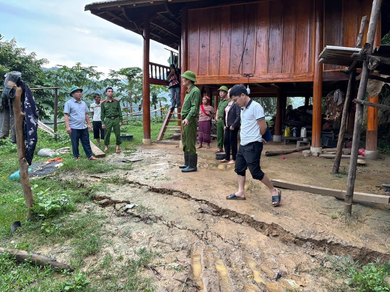 Lãnh đạo huyện Kỳ Sơn kiểm tra những vị trí sạt lở để lên phương án di dời dân