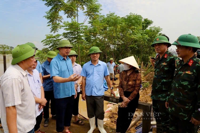 Thanh Hóa: Hơn 200 cán bộ chiến sỹ, người dân vá đê bối - Ảnh 3.