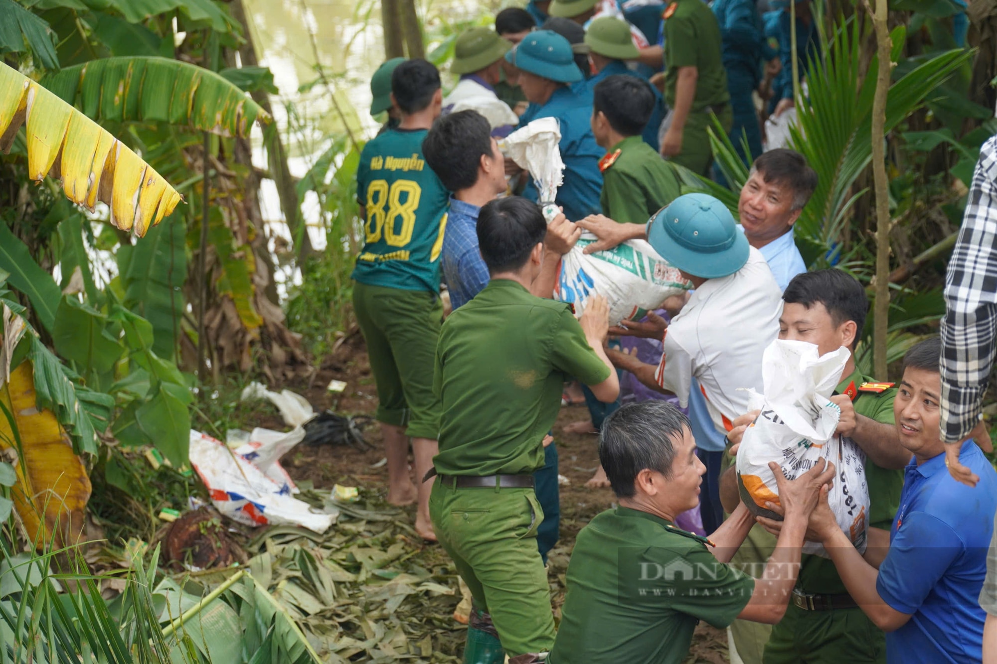 Thanh Hóa: Hơn 200 cán bộ chiến sỹ, người dân vá đê bối - Ảnh 8.