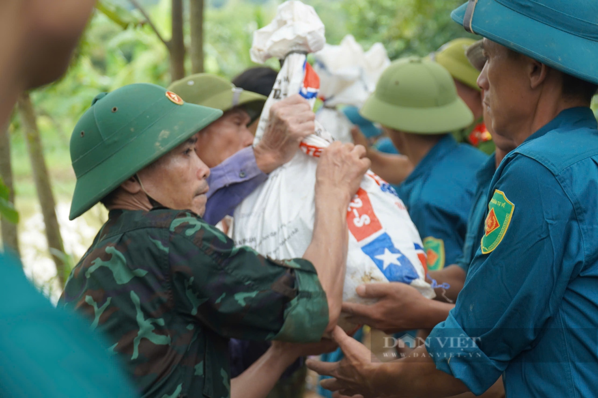 Thanh Hóa: Hơn 200 cán bộ chiến sỹ, người dân vá đê bối - Ảnh 13.