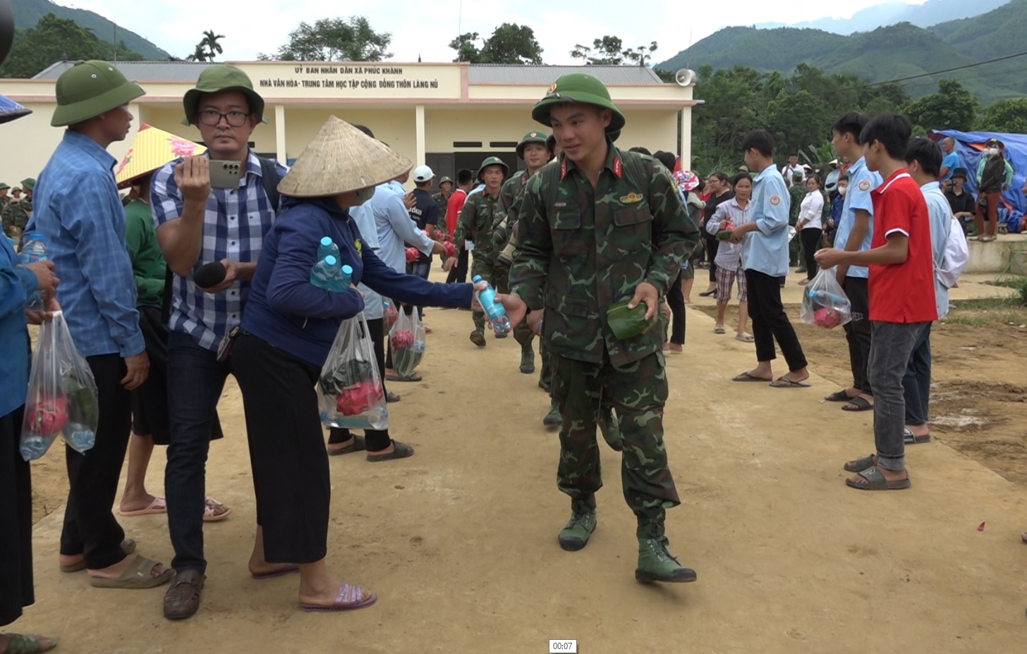 Xúc động chia tay lực lượng quân đội tại Làng Nủ: Đi dân nhớ - ở dân thương - Ảnh 5.