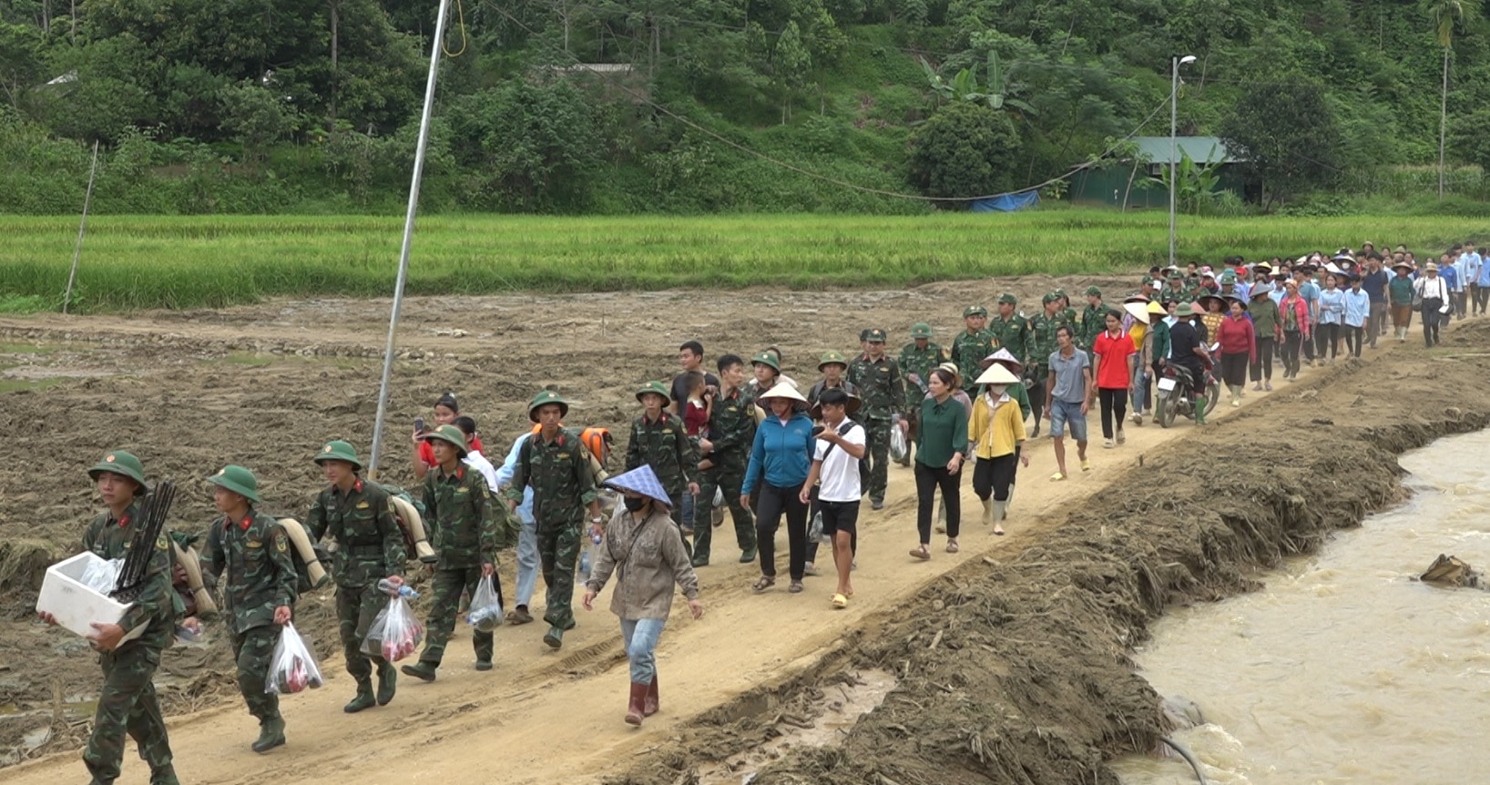 Xúc động chia tay lực lượng quân đội tại Làng Nủ: Đi dân nhớ - ở dân thương - Ảnh 8.