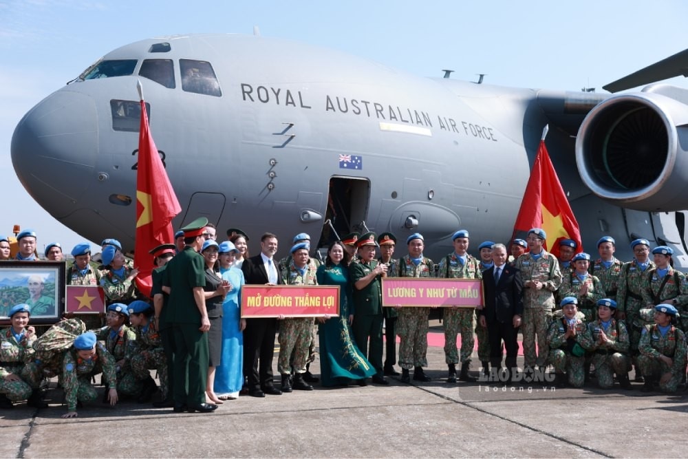 Máy bay siêu vận tải C17 của không quân Australia sẽ chở các chiến sĩ “mũ nồi xanh” Việt Nam lên đường thực hiện nhiệm vụ gìn giữ hòa bình Liên hợp quốc. (Ảnh: Báo Lao Động)