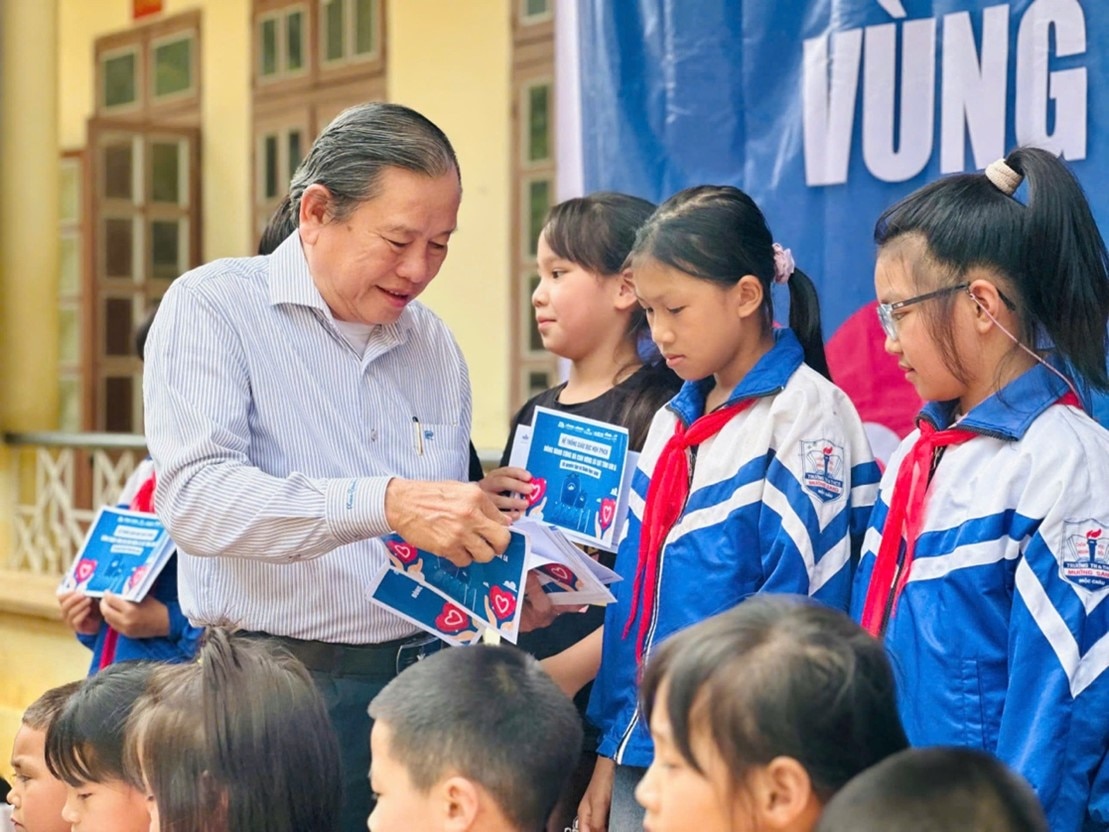 Ông Hồ Phú Bạc - Phó Chủ tịch Hội khuyến học TP.HCM trao quà cho học sinh