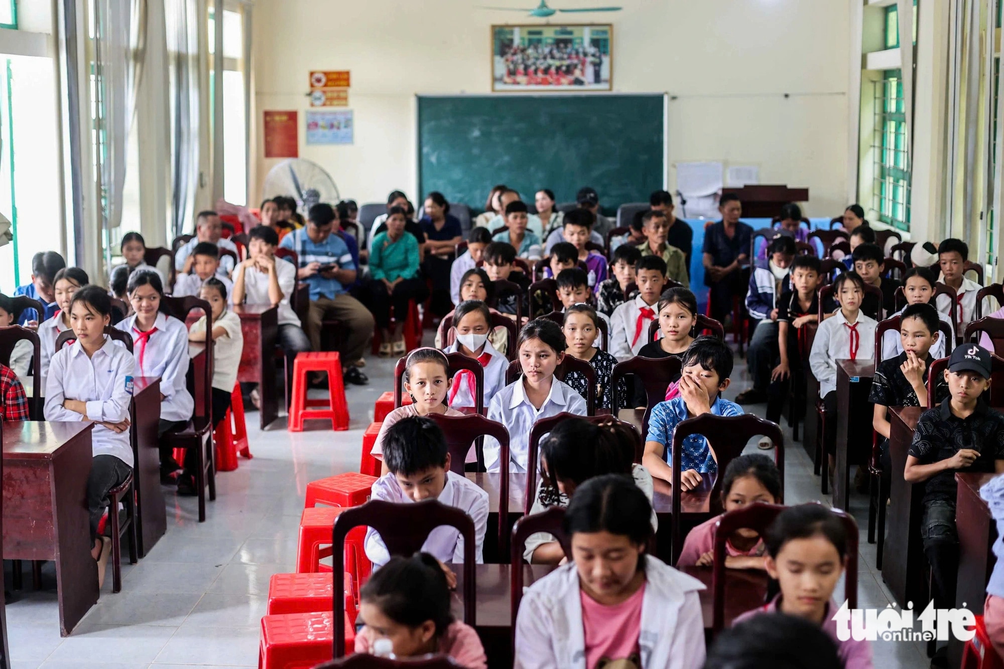 Học sinh vùng lũ Cao Bằng: 'Tiền này em đưa bố mẹ mua sách vở, dựng lại nhà' - Ảnh 3.