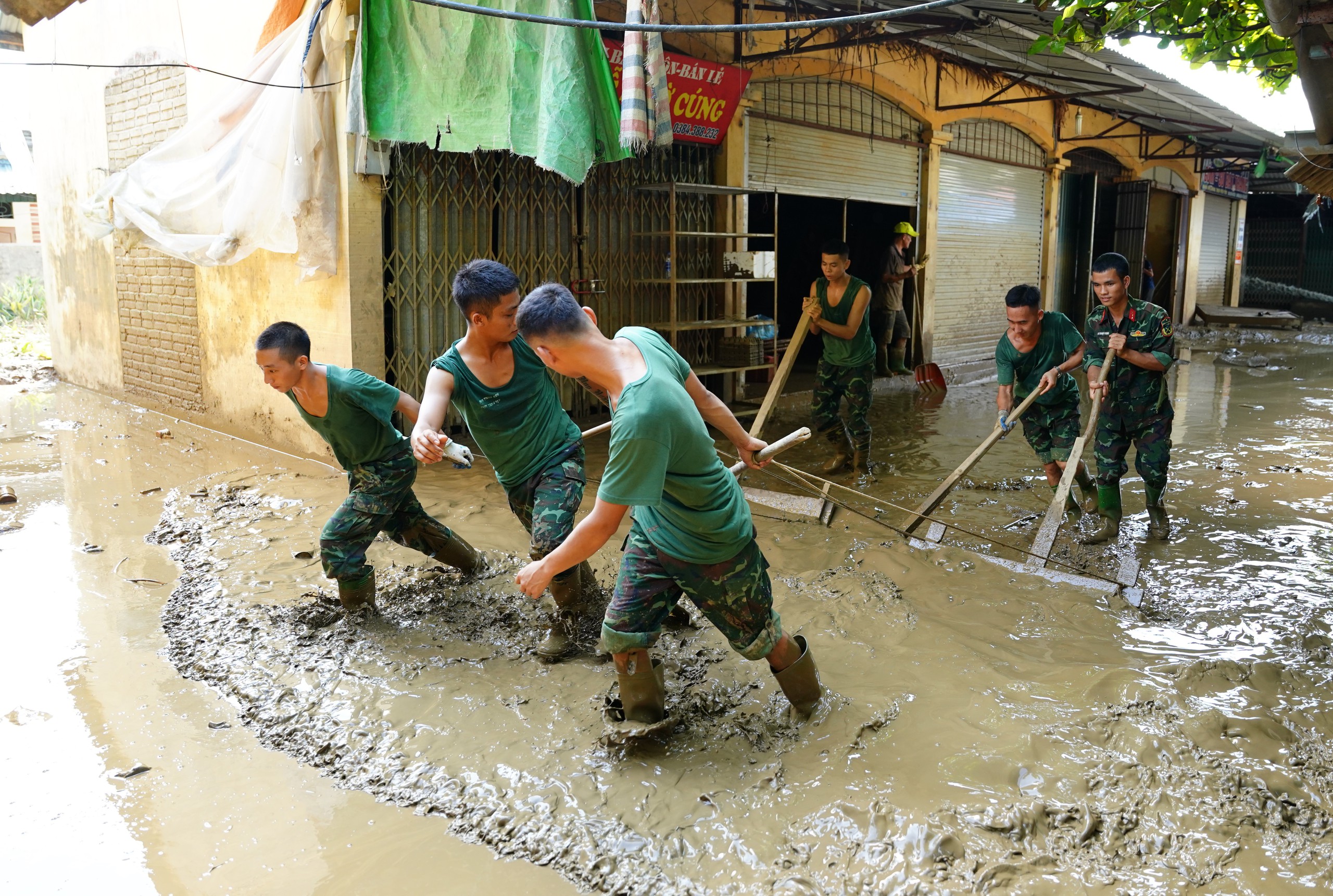 Hỗ trợ người dân khắc phục hậu quả sau bão lũ, khôi phục cuộc sống- Ảnh 19.