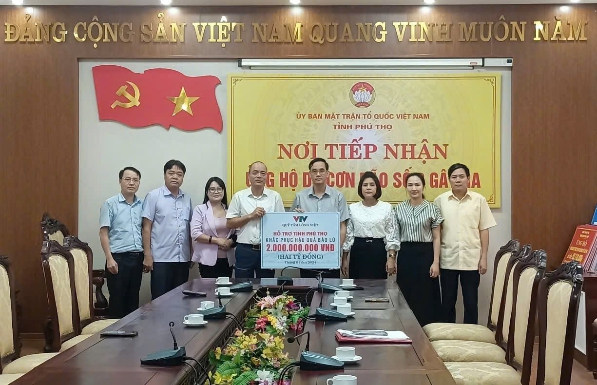 Lãnh đạo Uỷ ban MTTQ tỉnh Phú Thọ tiếp nhận ủng hộ từ Quỹ Tấm lòng Việt - Đài Truyền hình Việt Nam.