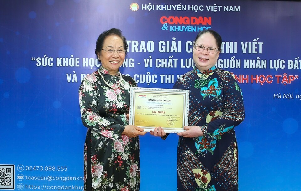 GS.TS Nguyễn Thị Doan - nguyên Phó Chủ tịch nước, Chủ tịch Hội Khuyến học Việt Nam trao giải Nhất cho tác giả Trương Thị Mai.