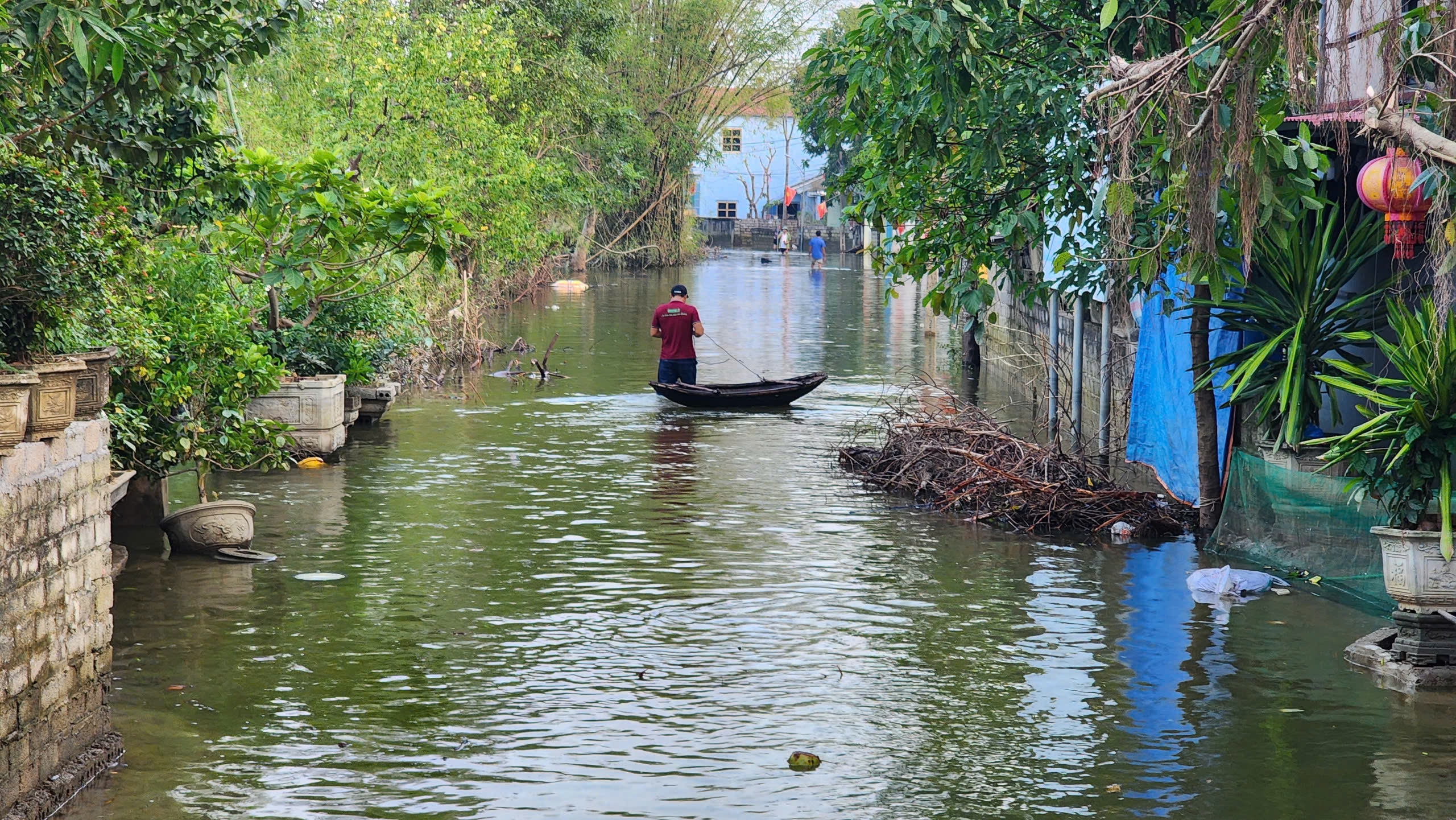 Báo Giao thông trao hàng nghìn phần quà đến với người dân vùng rốn lũ Hà Nội- Ảnh 2.