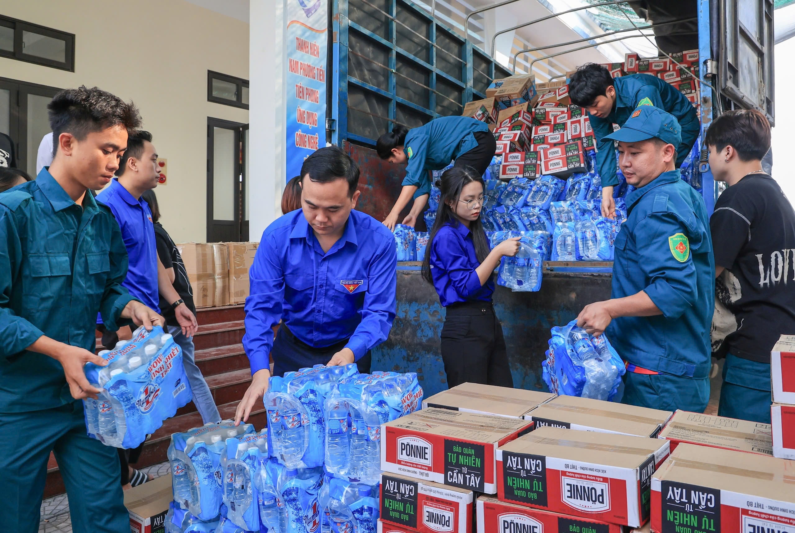 Báo Giao thông trao hàng nghìn phần quà đến với người dân vùng rốn lũ Hà Nội- Ảnh 4.