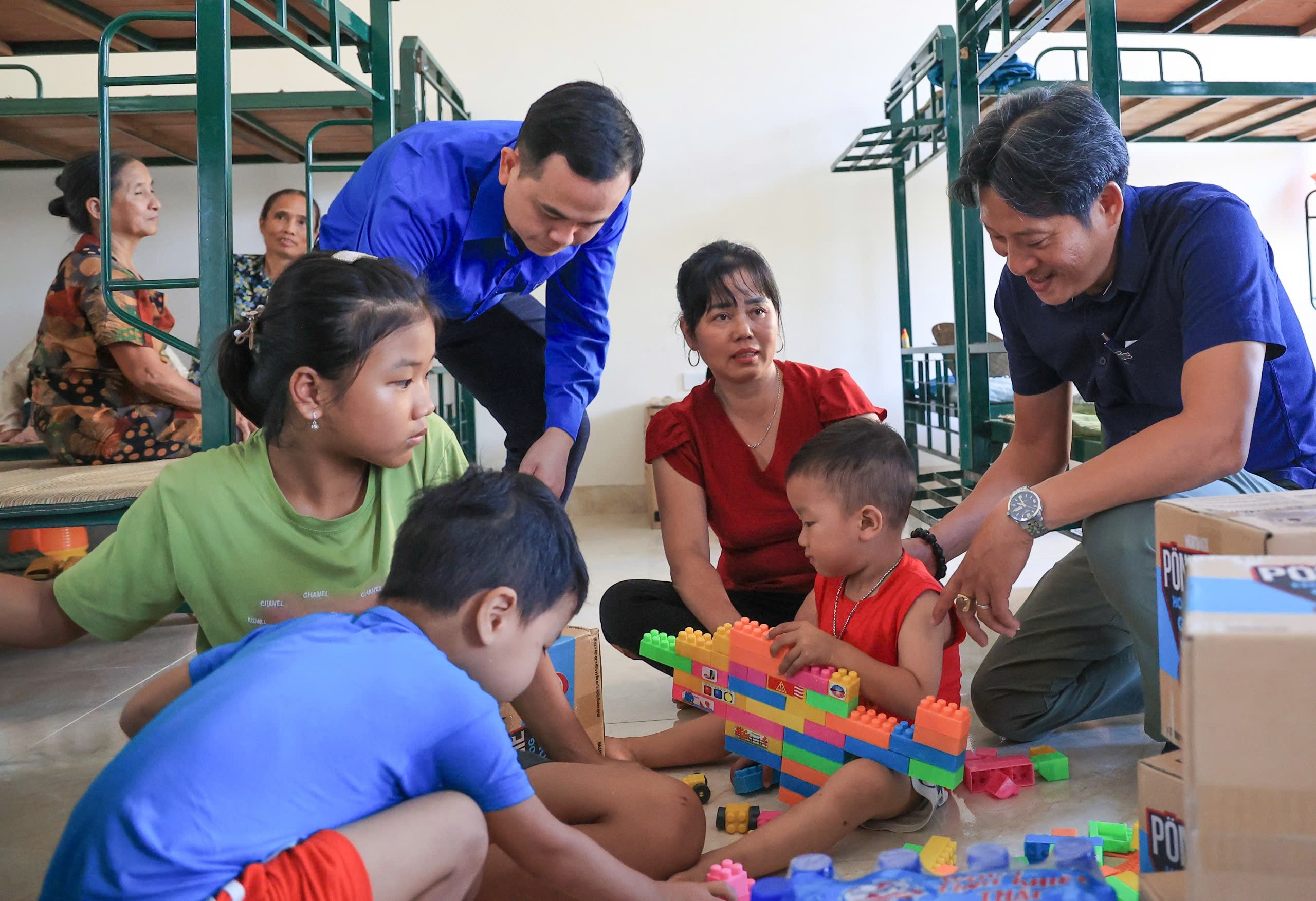 Báo Giao thông trao hàng nghìn phần quà đến với người dân vùng rốn lũ Hà Nội- Ảnh 9.