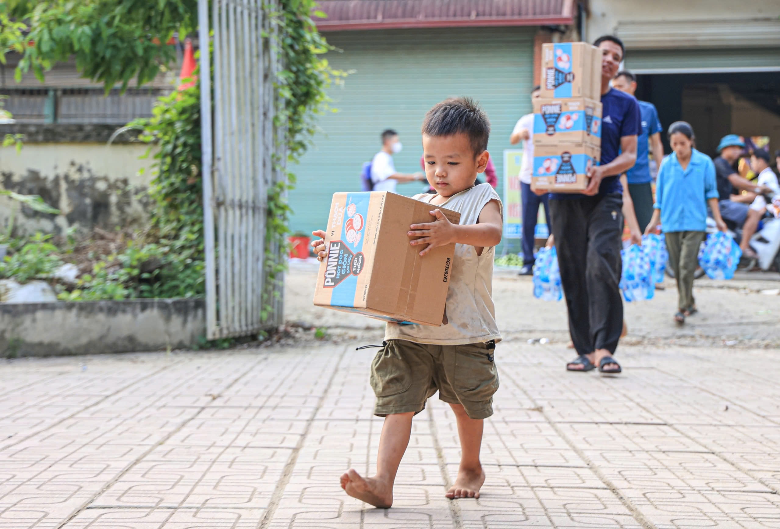 Báo Giao thông trao hàng nghìn phần quà đến với người dân vùng rốn lũ Hà Nội- Ảnh 10.