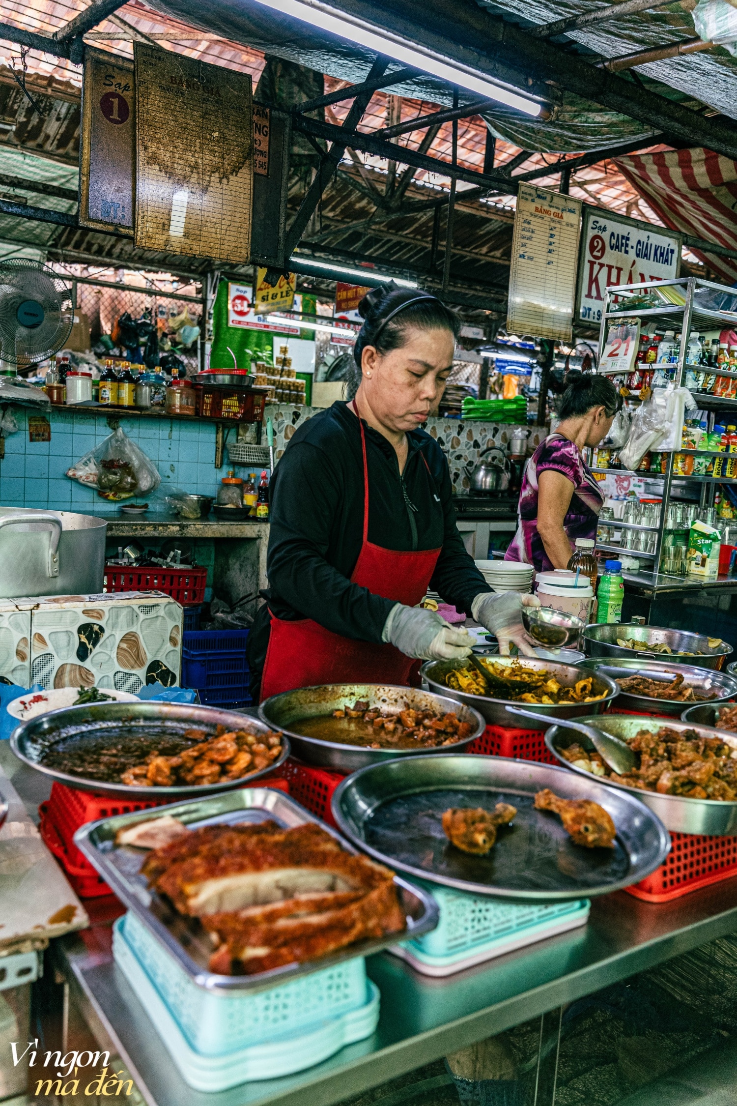 Quán cơm bình dân trong chợ người Hoa đồ ăn xếp chồng như núi, nhìn mặt khách hàng mà bán, khách thích ăn ở đĩa, trong tô, thậm chí có cả cặp lồng đều có cả - Ảnh 5.