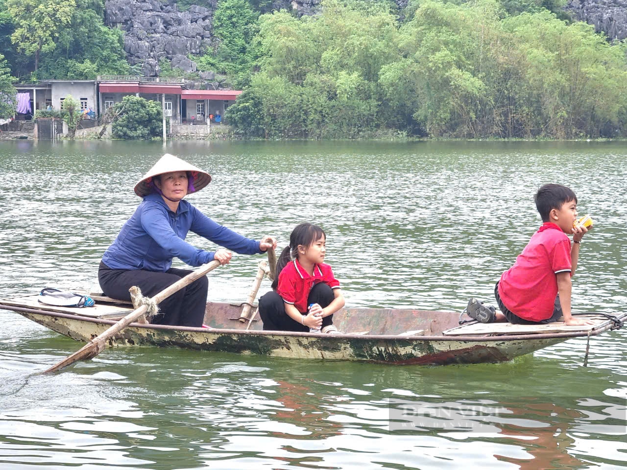 Hành trình đến trường trên những con thuyền không phao cứu sinh- Ảnh 6.