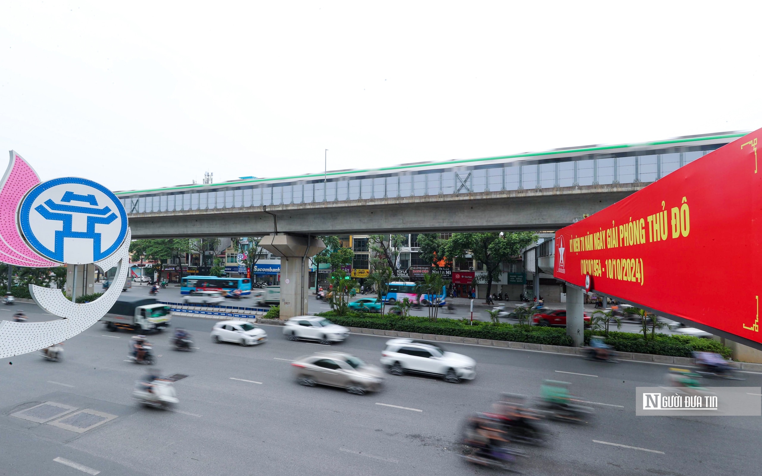 Hà Nội rợp cờ hoa chào mừng 70 năm Giải phóng Thủ đô- Ảnh 8.