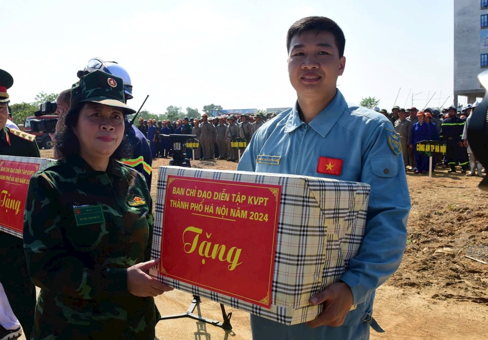 Bí thư Thành ủy Bùi Thị Minh Hoài - Trưởng ban Chỉ đạo diễn tập khu vực phòng thủ TP Hà Nội tặng quà lực lượng tham gia diễn tập.