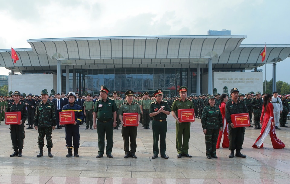 Các đồng chí lãnh đạo Trung ương và TP Hà Nội với các đơn vị tham gia buổi diễn tập.