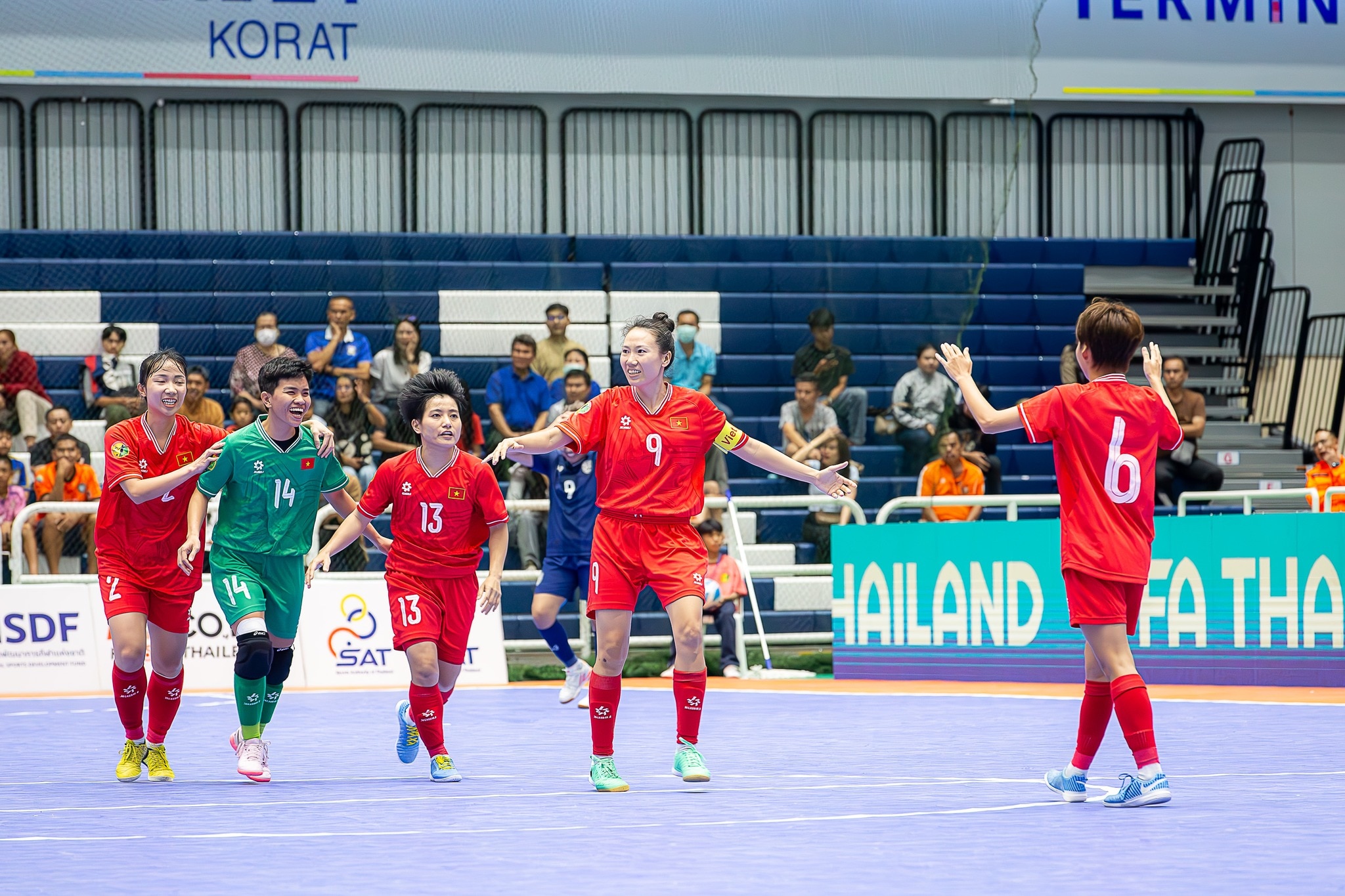 Đội futsal nữ Việt Nam vô địch thuyết phục ngay trên đất Thái Lan - Ảnh 3.