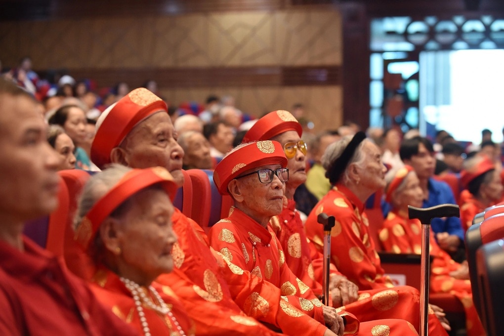 Người cao tuổi là kho tàng tri thức và những bài học quý giá - 2